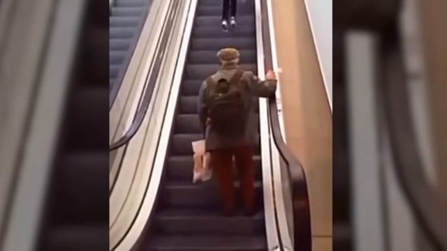 Человек на экскаваторе