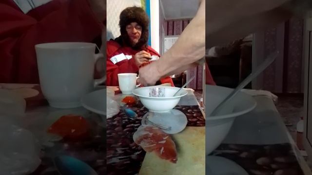 удачно зашол Гена в гости.