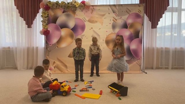 Маме помогаем, воспитанники средней группы