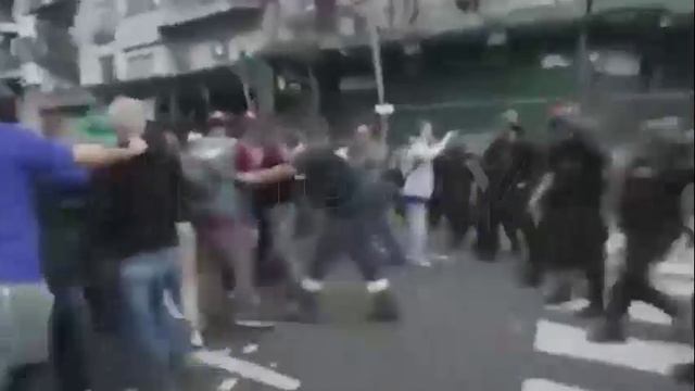 Аргентина.Более 100 человек задержаны во время протестов в столице Буэнос-Айресе.