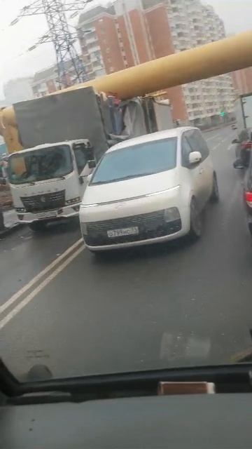 Некоторые люди не чувствуют габариты ! Сочувствую водителю  и владельцам Т.С.!