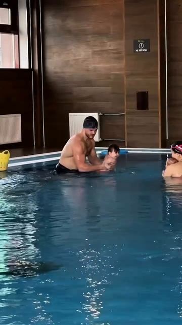 Капа: А вчера у нас была первая тренировка по плаванию 🐳