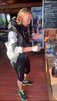Туристы пробуют алтайские настойки на корнях, это всегда незабываемый опыт! 🍸🌿