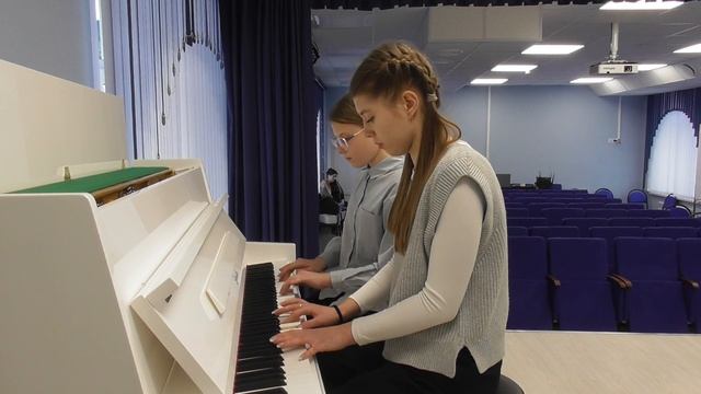 муз. Д. Тухманова сл. В Харитонова "Куклы сеньора Карабаса" исполняет дуэт Галахова С. и Довгаль Н.
