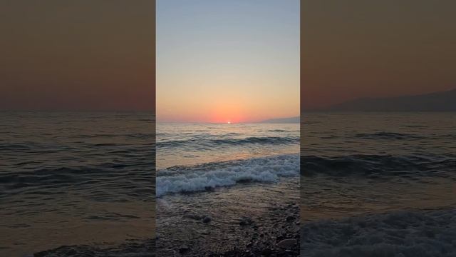 Красивый вид моря на закате солнца в Абхазии