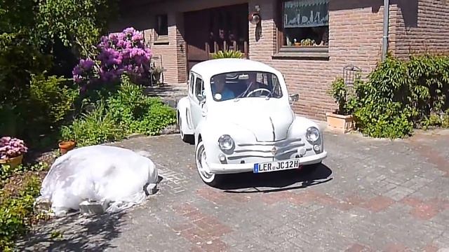 Charmante 4CV arrive a la maison