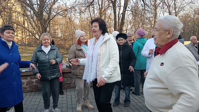 Алые розы........ 08.03.25 Гомель парк Луначарского 🥰💫