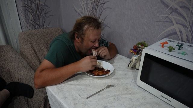 Не ел месяц и тут на глаза мне попалась курица Уминаю её с удовольствием на ночь не отложиться ЖИР