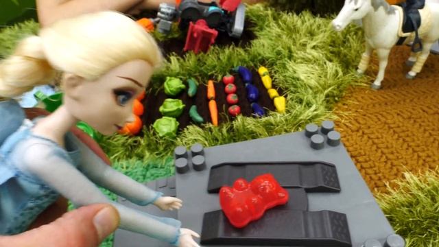 Эльза Холодное Сердце и Леди Баг VS Альтрон! Охотники за игрушками, новая серия видео для девочек