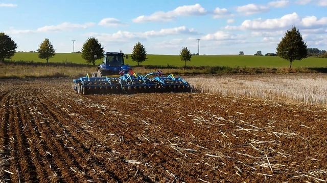 New Holland t 8.390 mit Farmet Diskomat 8