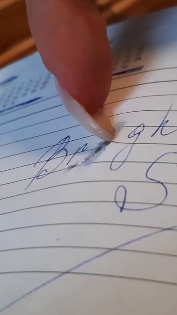 100. Говорят, что синяя сторона ластика может стирать ручку!