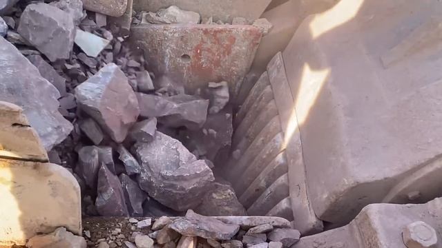 Строительство, дробление щебёнки