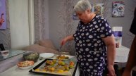 Получила прибавку к пенсии и на её купила продукты Строит сын кирпичную печь Обедаем с мамой вместе