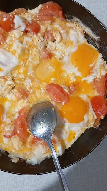 Моë любимое блюдо, яичница с помидорами.