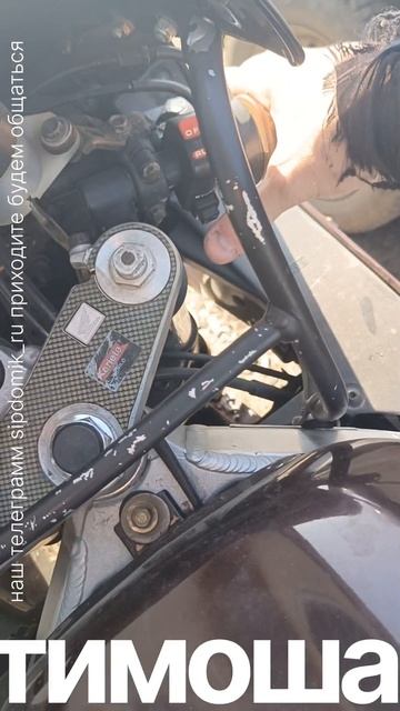 Мамочка 84 читает на террасе