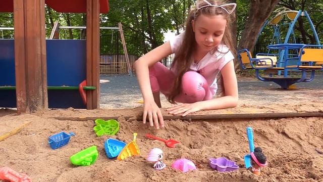 Детская площадка! Игры на улице про кукол ЛОЛ и Пони — Катаемся с горок и делаем упражнения