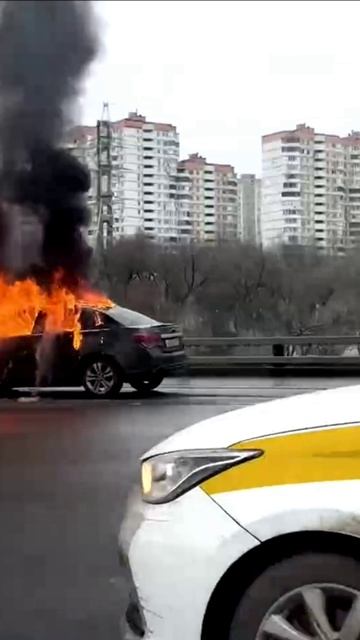 Горит авто на трассе