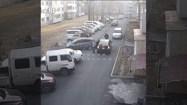 В Уссурийске дебошир атаковал автомобиль, блокируя движение - видео