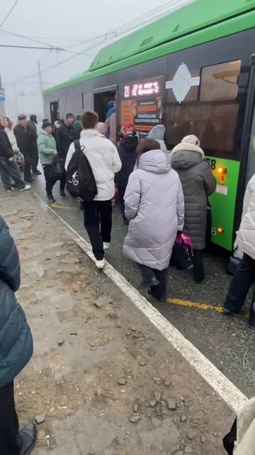 Переполненная людьми остановка забитые с утра автобусы время 8.00, остановка «Хабаровская