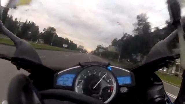 Невменяемый чувак на R1 (360p)