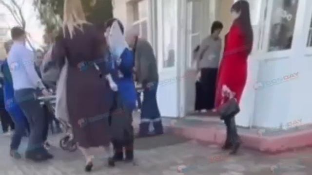 ВЫПАЛ ИЗ ОКНА: во 2 школе в Батайске школьник выпал из окна второго этажа. Его госпитализировали.