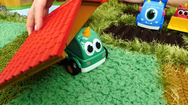 Веселая школа Капуки Кануки – Играем на детской площадке и строим ферму – Видео для детей