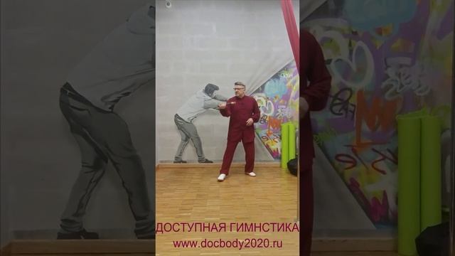 Упражнения с тренировочным двуручным мечом Цзянь в студии (19)