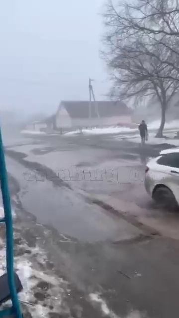 Здравствуйте, вот такая картина в поселке берды ул Державина, зимой начали ремонт дороги, сняли верх