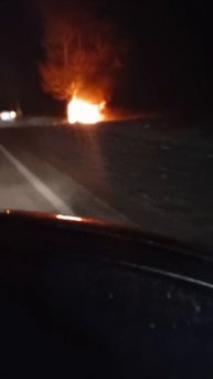 ЗАГОРЕЛАСЬ ОТ УДАРА: ДТП на трассе Ростов-Таганрог. От мощного удара легковушка загорелась.