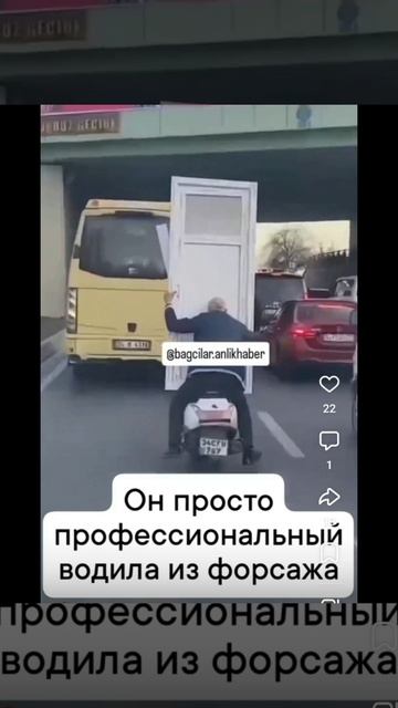 Интересно перевозит дверь на мотоцикле