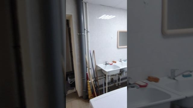 Продам уютную комнату со всей необходимой мебелью, холодильником и стиральной машиной.