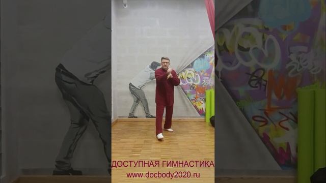 Упражнения с тренировочным двуручным мечом Цзянь в студии (4)