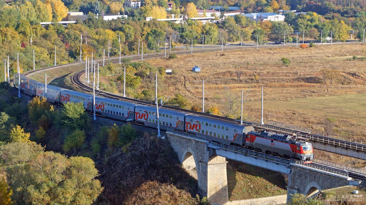 Электровоз ЭП20-021 с двухэтажным поездом № 4 Москва-Кисловодск