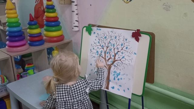 Коллективное рисование "Снежок порхает, кружится..." ( группа № 2 "Пчелки", воспитатель Трушова Г.М)