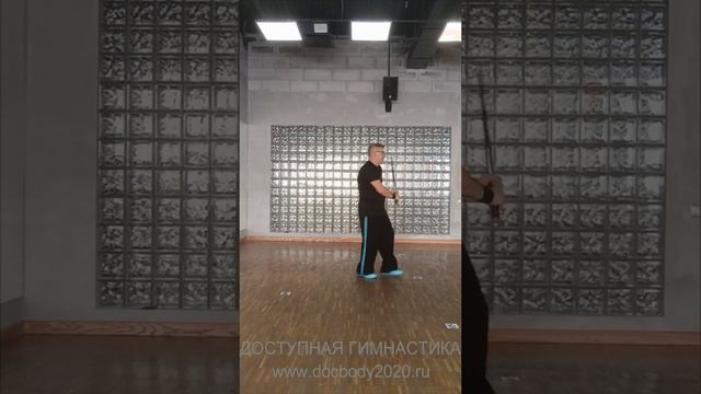 Упражнения с тренировочным двуручным мечом Цзянь в студии (23)