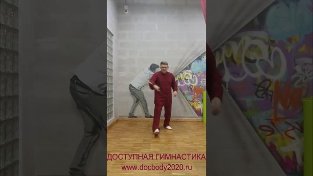 Упражнения с тренировочным двуручным мечом Цзянь в студии (2)