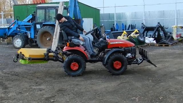 МТЗ 152 с коммунальной щёткой и отвалом