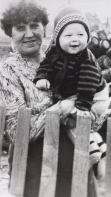 1987г. Моя тётя  Токарева Валентина Илларионовна (мамина родная сестра)с моим сыном.