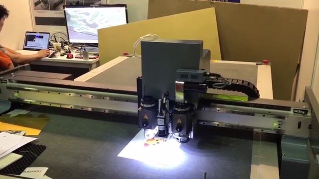 Планшетный режущий плоттер Ruizhou RZCRT с камерой режет по напечатанному
