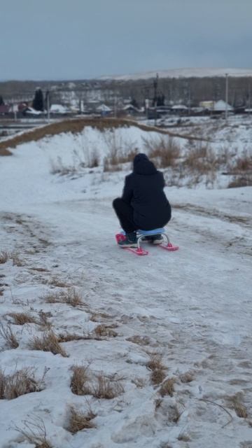 Катание с горки на снегокате