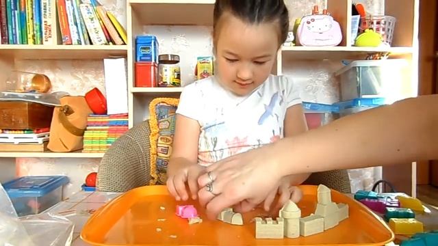 Как Женя играет в кинетический песок и cтроит замок