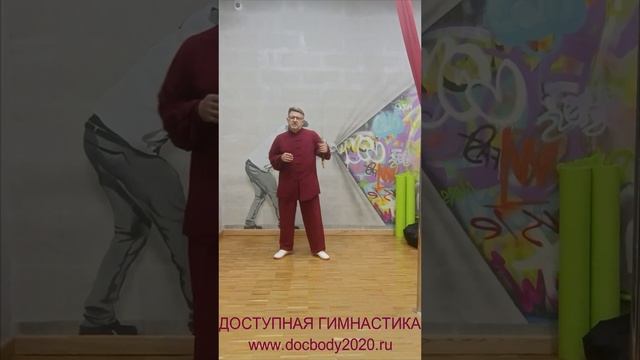 Упражнения с тренировочным двуручным мечом Цзянь в студии (12)