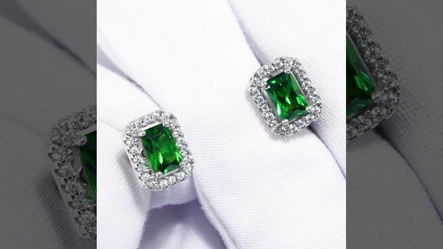 Серьги -пусеты прямоугольные из серебра 925 пробы c зелеными фианитами