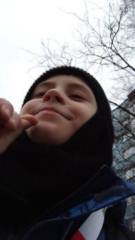 заметил очень странную девочку)