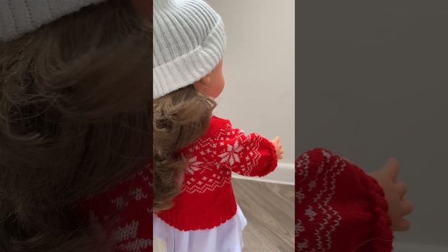 Кукла Анна в фемели лук свитере