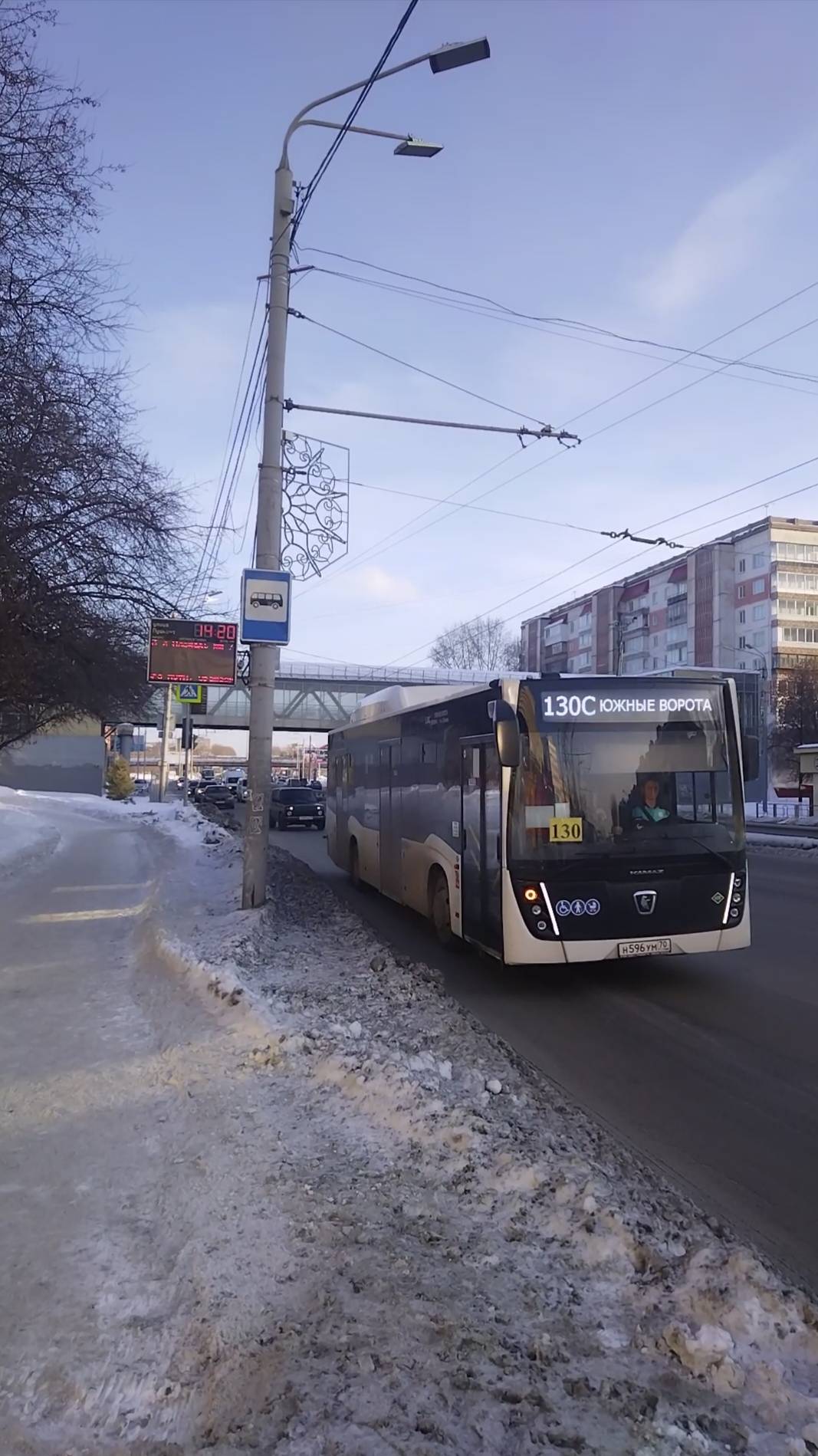 Автобус №130 приезжает на остановку улица Пушкина