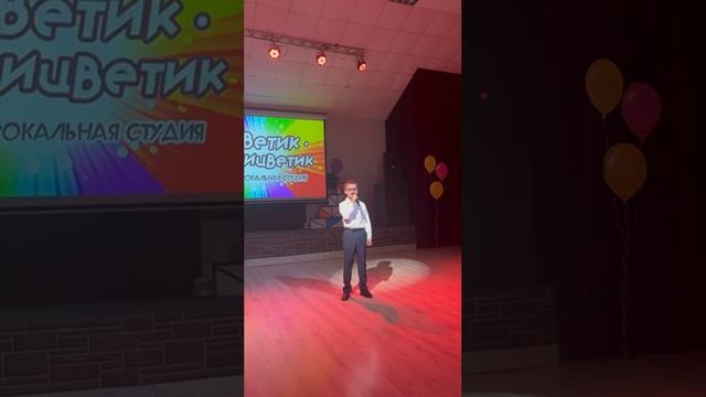 Илья делает первые шаги.,мальчик с рождения не видит,но это не мешает жить обычной жизнью.
