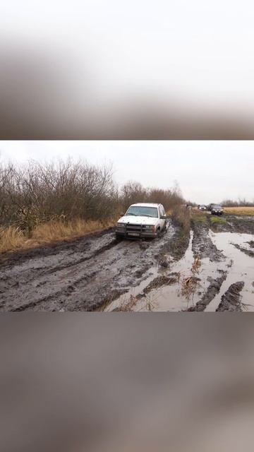 Пацан на Жиге надрал джиперов на бездорожье.