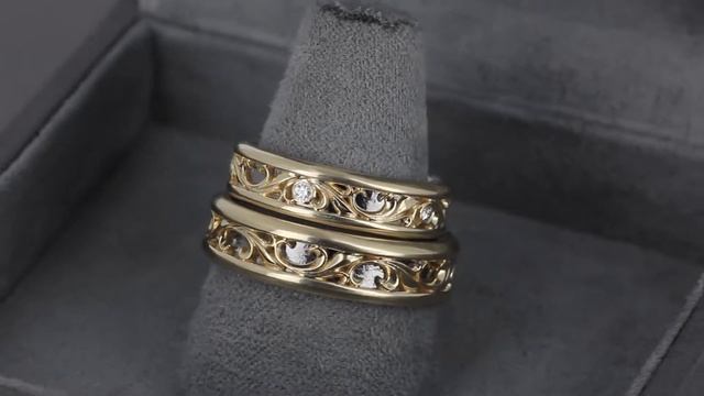 Обручальные кольца из комбинированного золота с гравировкой
