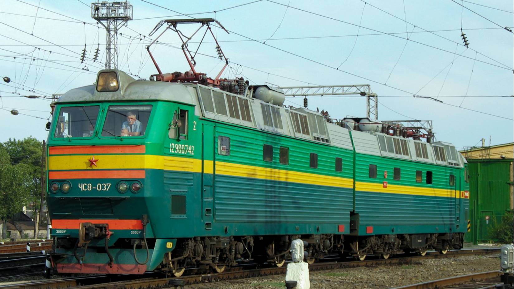 Паровоз Су250-64 и электровоз ЧС8-066 совершают манёвры